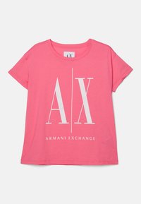 Różowa bawełniana koszulka z okrągłym dekoltem i krótkimi rękawami. Zawiera białe logo "AX" oraz napis "ARMANI EXCHANGE" na środku.