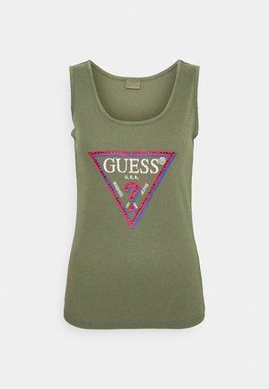 Oliwkowo-zielony prążkowany bezrękawnik z trójkątnym logo „GUESS U.S.A.” w kolorach czerwonym, niebieskim i białym, z czerwonym znakiem zapytania w środku.