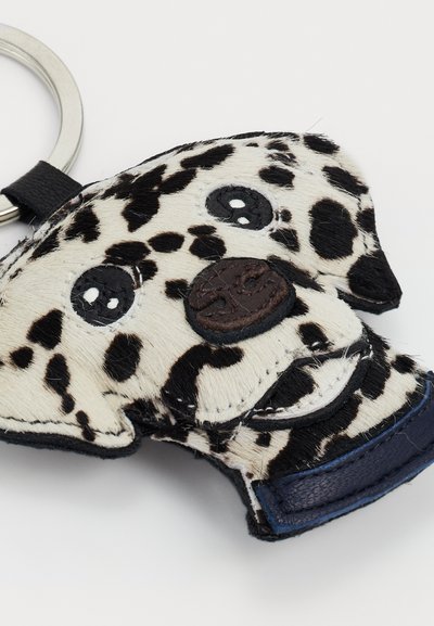 Porte-clés en forme de Dalmatien, fabriqué à partir de fourrure tachetée noire et blanche avec des accents en cuir. Comprend des yeux brodés et un attachement en métal pour clé.