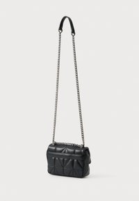 Μαύρη κουβαρίστρα από δερμάτινο καπιτονέ με αλυσίδα, με δομημένο σχήμα και απαλό υλικό.