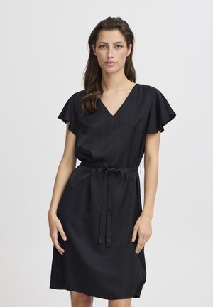 Schwarzes Kleid mit V-Ausschnitt und kurzen Flatterärmeln, mit gebundenem Taillengürtel, glatter Textur und knieumspielendem Saum. Einfaches, elegantes Design.