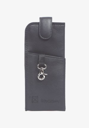 Portachiavi in pelle nera con chiusura a pattina, minuteria argentata, moschettone e dettagli del logo cuciti. Presenta una tasca per riporre oggetti.