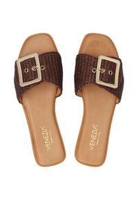 Brune vævede slide-sandaler med en bred rem og en stor guldspænde. Glat lysbrun fodseng med præget logo. Flad design.