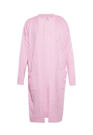 Lang åben lyserød strikket cardigan med lange ærmer og to forlommer på hvid baggrund.