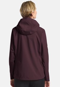 Bordeaux lichtgewicht jack met een capuchon, gladde textuur, slim fit ontwerp en naaddetails op de rug, geschikt voor buitenactiviteiten.