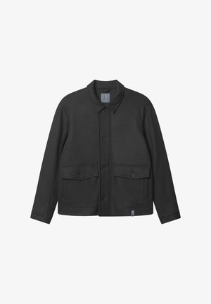 Schwarze Jacke aus weichem Stoff, mit vier Fronttaschen, Knopfverschluss und einem Kragen. Gerader Schnitt mit langen Ärmeln.