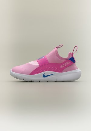 Pink slip-on sportssko med hvid sål, blå Nike-swoosh, teksten ""Just Do It"" og elastisk rem over fodens midte.