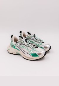 Scarpe sportive con tomaia in mesh verde menta e rifiniture argento, con lacci neri e suole in gomma. Dettagli testurizzati su tutta la superficie.