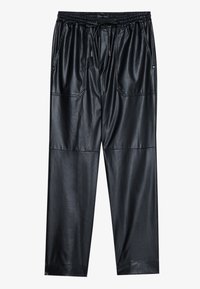 Pantalon en simili cuir noir avec une ceinture élastique, un cordon de serrage et deux poches avant, présentant une texture lisse et une coupe droite.