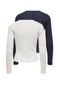 To tettsittende ribbestrikkede langermede topper, en hvit og en marineblå, med rund nakke og rysjekanter. Begge har vertikale striper.