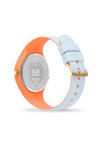 Orologio ice colorato con cinturino in silicone blu morbido, con un accento arancione. Cassa rotonda in argento con retro trasparente e dettagli in oro.