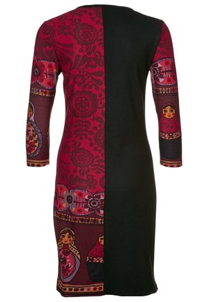 Robe à manches longues avec côté droit uni noir et imprimé floral rouge et poupée matriochka sur le côté gauche et les manches, vue de dos.