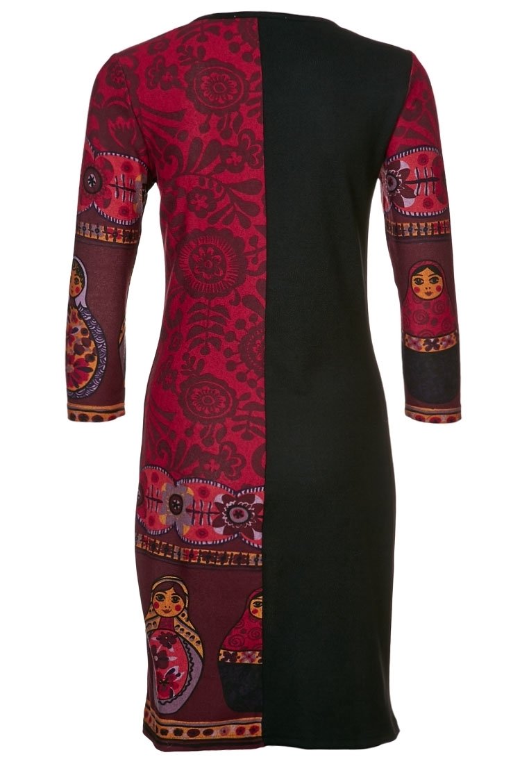 Robe à manches longues avec côté droit uni noir et imprimé floral rouge et poupée matriochka sur le côté gauche et les manches, vue de dos.