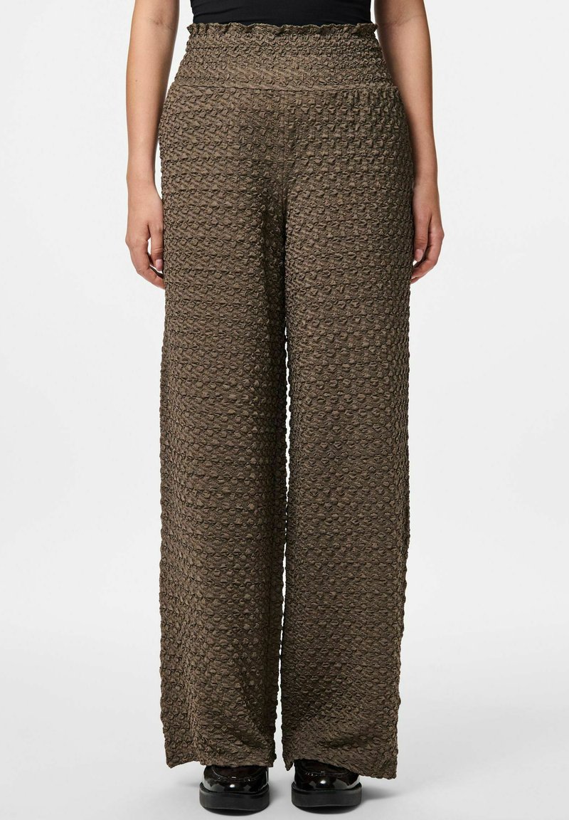 Pantalon à jambes larges en tissu texturé vert olive avec une ceinture smockée et un motif subtil. Finition lisse avec un léger éclat.