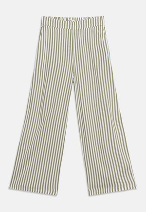 Pantalon à jambes larges avec rayures verticales vert olive et blanches, taille élastique, et petit logo bleu sur le côté droit.