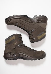 Ruskeat vaelluskengät, joissa on teksturoidusta mokasta ja synteettisestä materiaalista valmistettu pinta, metalliset nauhakihnat, kestävä pohja ja verkkomateriaali.