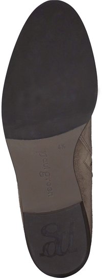 Brązowy zamszowy spód buta z gładkim czarnym gumowym dnem. Zawiera wytłoczone logo oraz oznaczenia rozmiaru. Powierzchnia ma lekko teksturowane wykończenie.