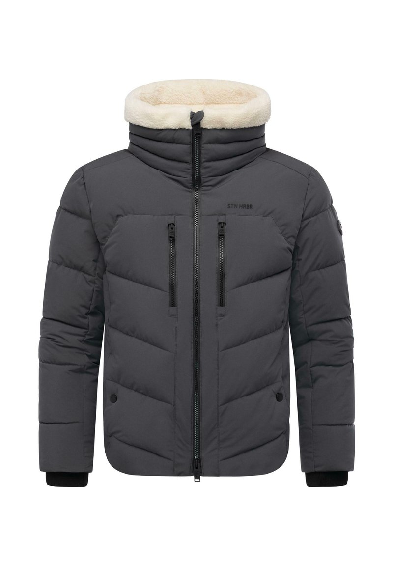 Giubbotto puffer grigio con colletto alto, fodera in pile, tasche sul petto con zip e polsini a costine. Presenta cuciture diagonali e dettagli con logo.