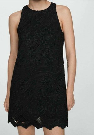 Ärmelloses schwarzes Kleid mit aufwendigem floralen Spitzenmuster, oben eng anliegend und zum gekerbten Saum hin leicht ausgestellt.