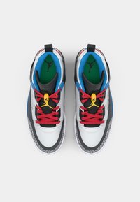 Hvide lædersneakers med sorte og blå detaljer, røde snørebånd og gult logo. Har tekstureret sål og polstret krave for komfort.