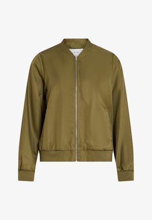Chaqueta bomber verde oliva hecha de un material suave y brillante. Cuenta con un cuello redondo, cierre de cremallera en la parte delantera, y puños ajustados con un dobladillo acanalado.