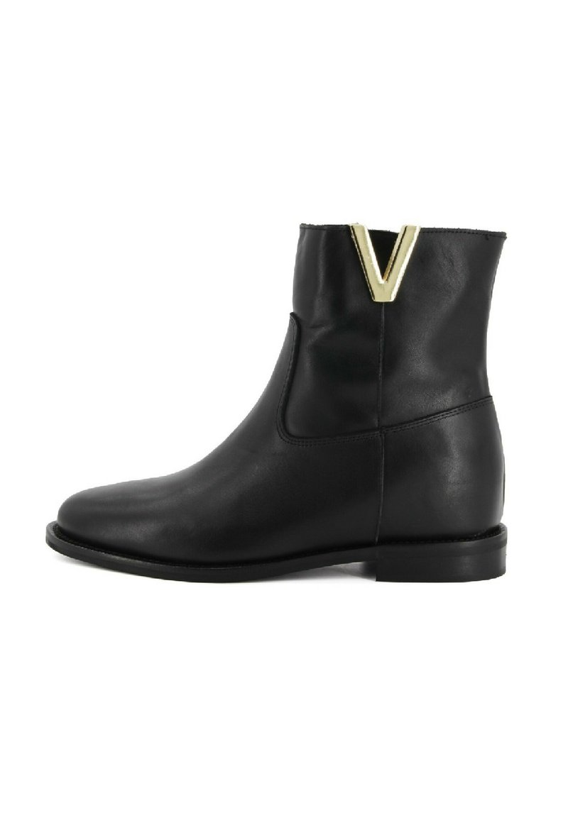 Schwarze Lederstiefelette mit elegantem Design, spitzer Zehenform und einem goldenen "V"-Akzent hinten. Glatte Textur; niedriger Absatz.