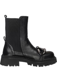 Bottes noires à la cheville en cuir lisse, avec des panneaux latéraux élastiques, une épaisse semelle en caoutchouc et un accent décoratif en chaîne argentée sur le devant.