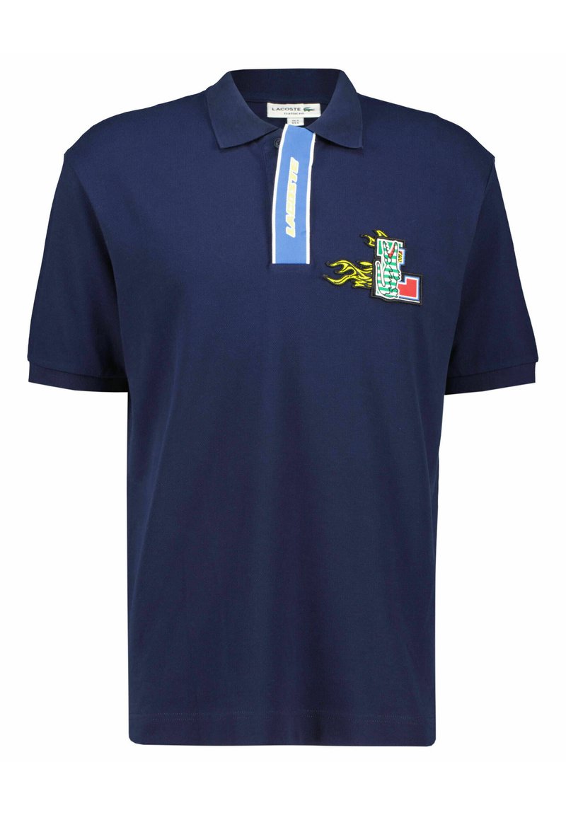 Polo en coton bleu marine avec un col contrastant, logo brodé avec des accents de flamme, et manches courtes.