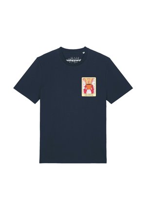 T-shirt bleu marine avec un graphisme à l'avant représentant une cafetière et des mains, intitulé "The Coffee" dans un design de style carte de tarot.