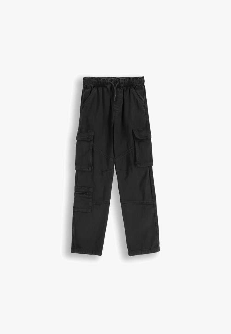 Czarne spodnie cargo z elastycznym paskiem, wieloma dużymi kieszeniami, luźnym krojem oraz gładką, wytrzymałą teksturą materiału.