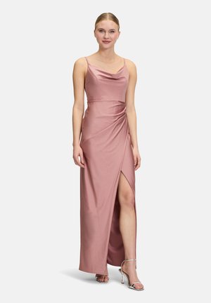 Lang, roze satijnen jurk met een cowl halslijn, een zijsplit en gathered draping. Dunne schouderbandjes en een aansluitende silhouet maken het ontwerp compleet.