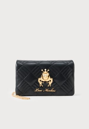 Crni prešivani kožni clutch s zlatnom žabom koja nosi krunu i zlatnim logotipom "Love Moschino", s remenom od zlatnog lanca.