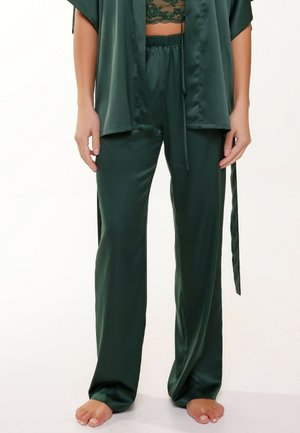 Satin loungewear set in donkergroen. Bevat een losse kimono-stijl top en wijde broeken met een elastische tailleband en verstelbare strik.