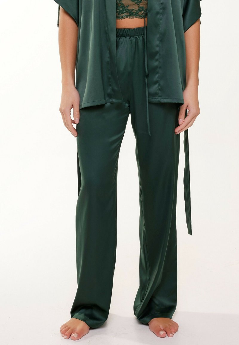 Satin loungewear set in donkergroen. Bevat een losse kimono-stijl top en wijde broeken met een elastische tailleband en verstelbare strik.