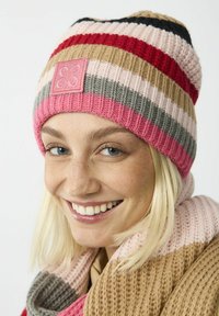 Gestrickte Mütze mit horizontalen Streifen in Pink, Rot, Grau und Beige; verfügt über ein pinkes Patch mit floralem Design. Strukturierter Stoff.