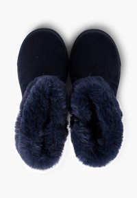 Pantofole in peluche blu navy con morbida finta pelliccia foderata, bottone laterale regolabile, punta arrotondata e materiale esterno testurizzato.