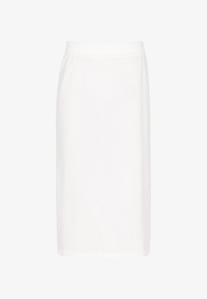 Witte knie-lange rok, gemaakt van zachte stof, heeft een elastische tailleband en een eenvoudig, recht ontwerp zonder zichtbare versieringen.