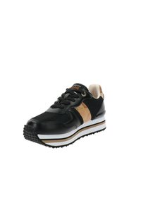 Sneaker sportivo nero con parte superiore in mesh, accenti in pelle e suola in gomma testurizzata. Presenta una intersuola bianca e dorata a strati.