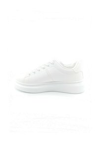 Baskets blanches au design épuré, en matériau synthétique lisse, avec un bout arrondi et une semelle en caoutchouc plate. Présente cinq œillets pour les lacets.