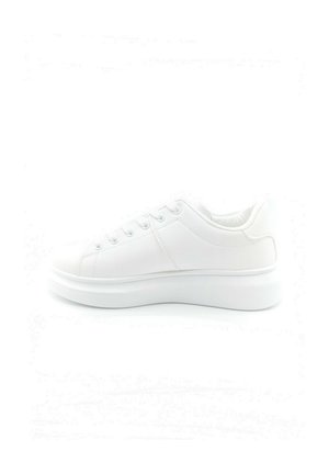 Baskets blanches au design épuré, en matériau synthétique lisse, avec un bout arrondi et une semelle en caoutchouc plate. Présente cinq œillets pour les lacets.