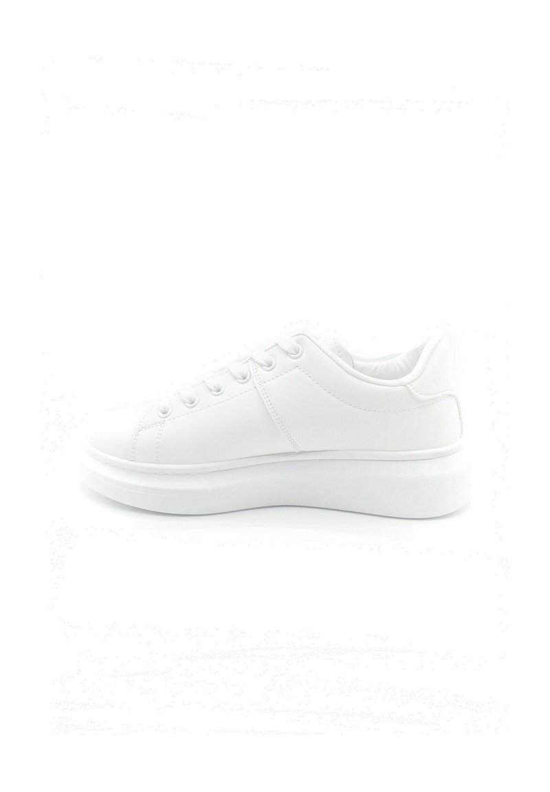 Baskets blanches au design épuré, en matériau synthétique lisse, avec un bout arrondi et une semelle en caoutchouc plate. Présente cinq œillets pour les lacets.