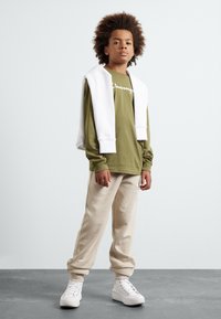 Champion ICONS CUFF PANTS CONTRAST LOGO UNISEX - Treniņtērpa apakšdaļas - beige