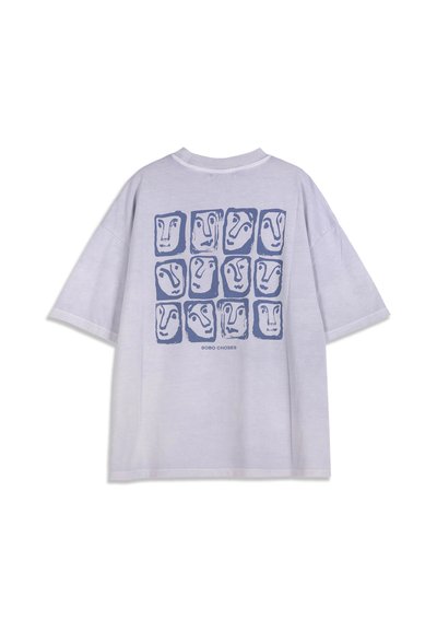 T-shirt oversize violet clair avec une grille de 12 croquis abstraits de visages bleus et le texte "BOBO CHOSES" en dessous.