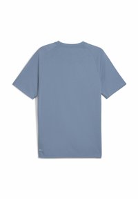 Lyseblå kortærmet T-shirt med rund hals. Har en glat tekstur, raglanærmer og en lille logo detalje nær kanten.