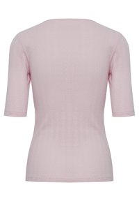 Haut ajusté en maille rose clair avec un motif côtelé texturé, manches courtes et un large décolleté en U dans le dos.