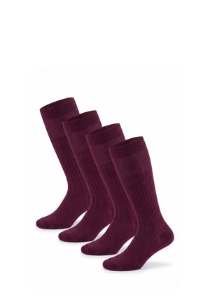 Vier Paar gerippte knielange Socken in dunklem Bordeauxrot, diagonal auf einem weißen Hintergrund angeordnet.