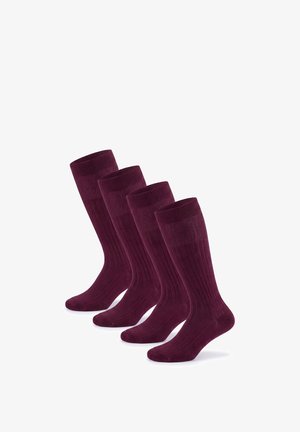 Vier Paar gerippte knielange Socken in dunklem Bordeauxrot, diagonal auf einem weißen Hintergrund angeordnet.