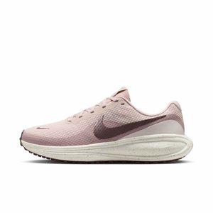 Hellrosa Nike Laufschuh mit strukturiertem Obermaterial, dunkelrosa Swoosh-Logo, weiß gesprenkelter gedämpfter Sohle und Schnürdesign.