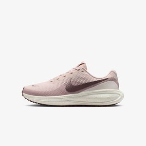 Chaussure de course Nike rose clair avec empeigne texturée, logo swoosh rose foncé, semelle blanche coussinée tachetée, et design à lacets.