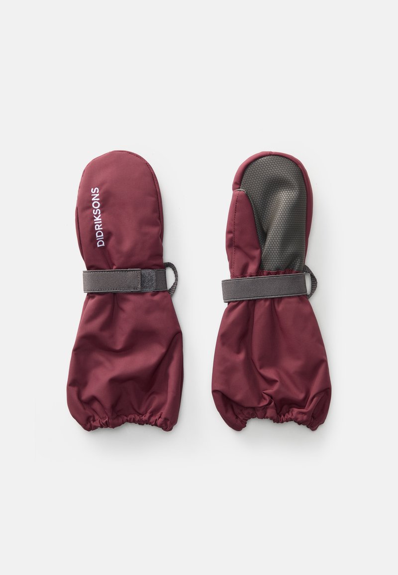 Červené rukavice vyrobené z mäkkej tkaniny s elastickými manžetami. Majú šedý textúrovaný vnútorný povrch a popruh pre bezpečné uchytenie, označené "Didriksons."